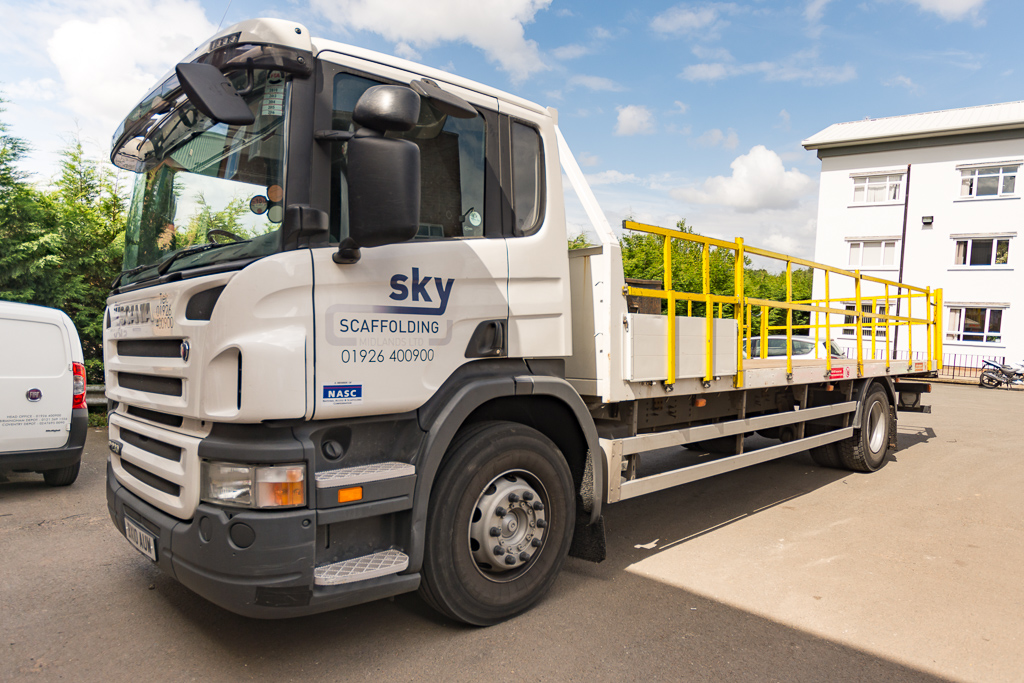 Scaffolding wagon with safety guardrails