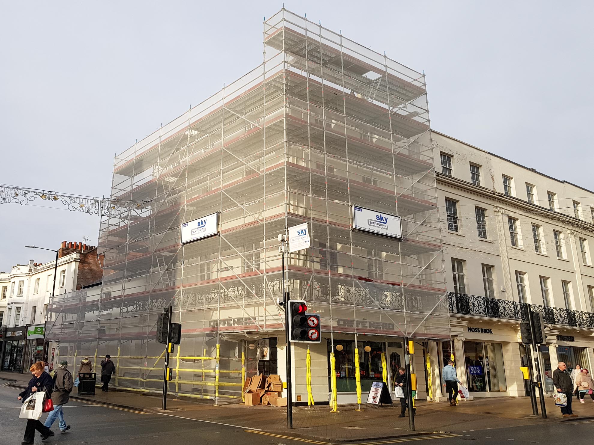 Independent scaffold on Leamington Spa Parade, fully netted with pedestrian protection