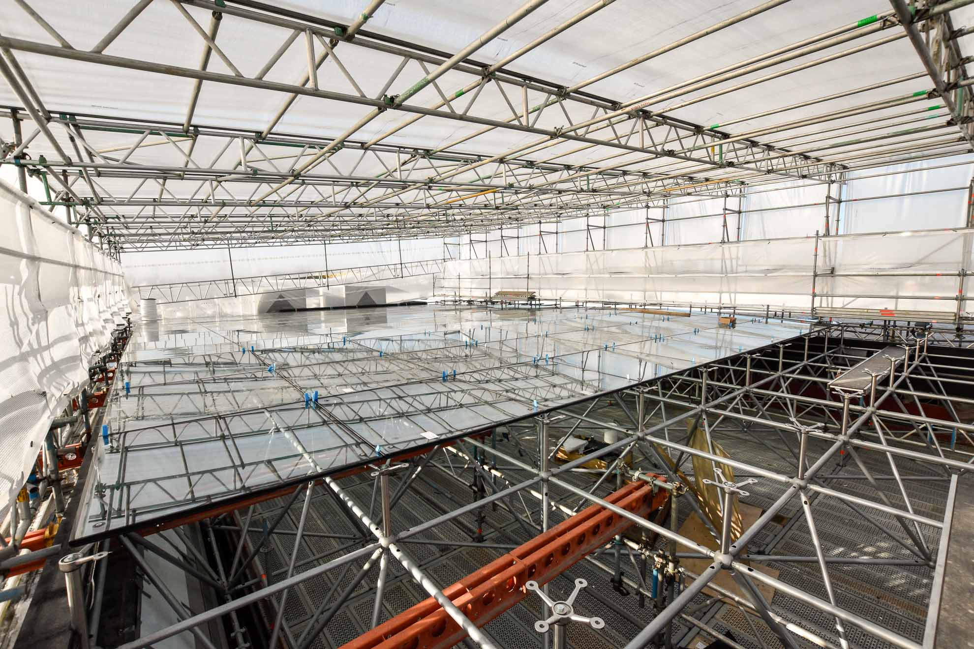 Weather protection scaffold for glass roof replacement on Porche Reading project, supported on RMD soldiers