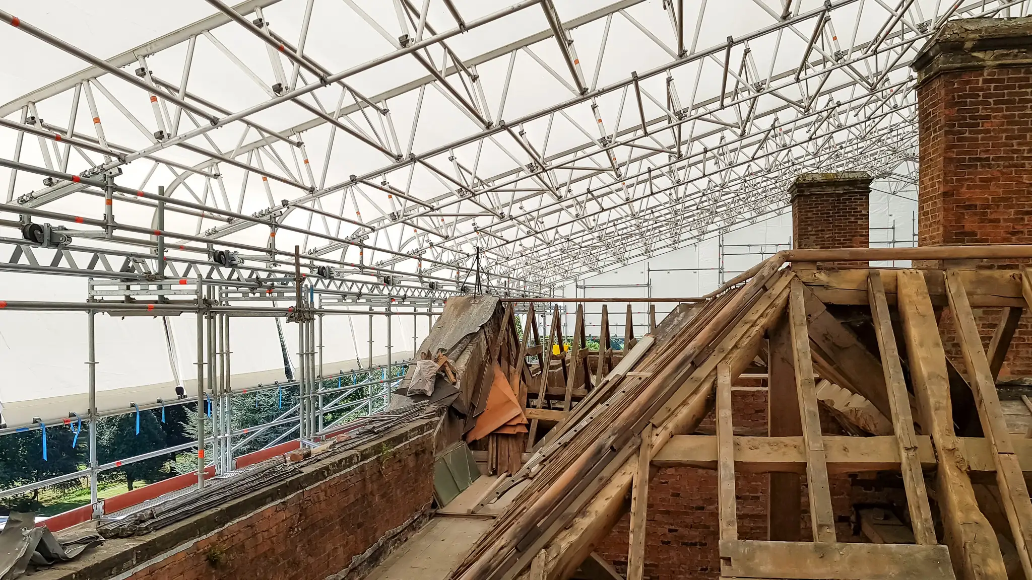 Rolling temporary roof system for conservation works